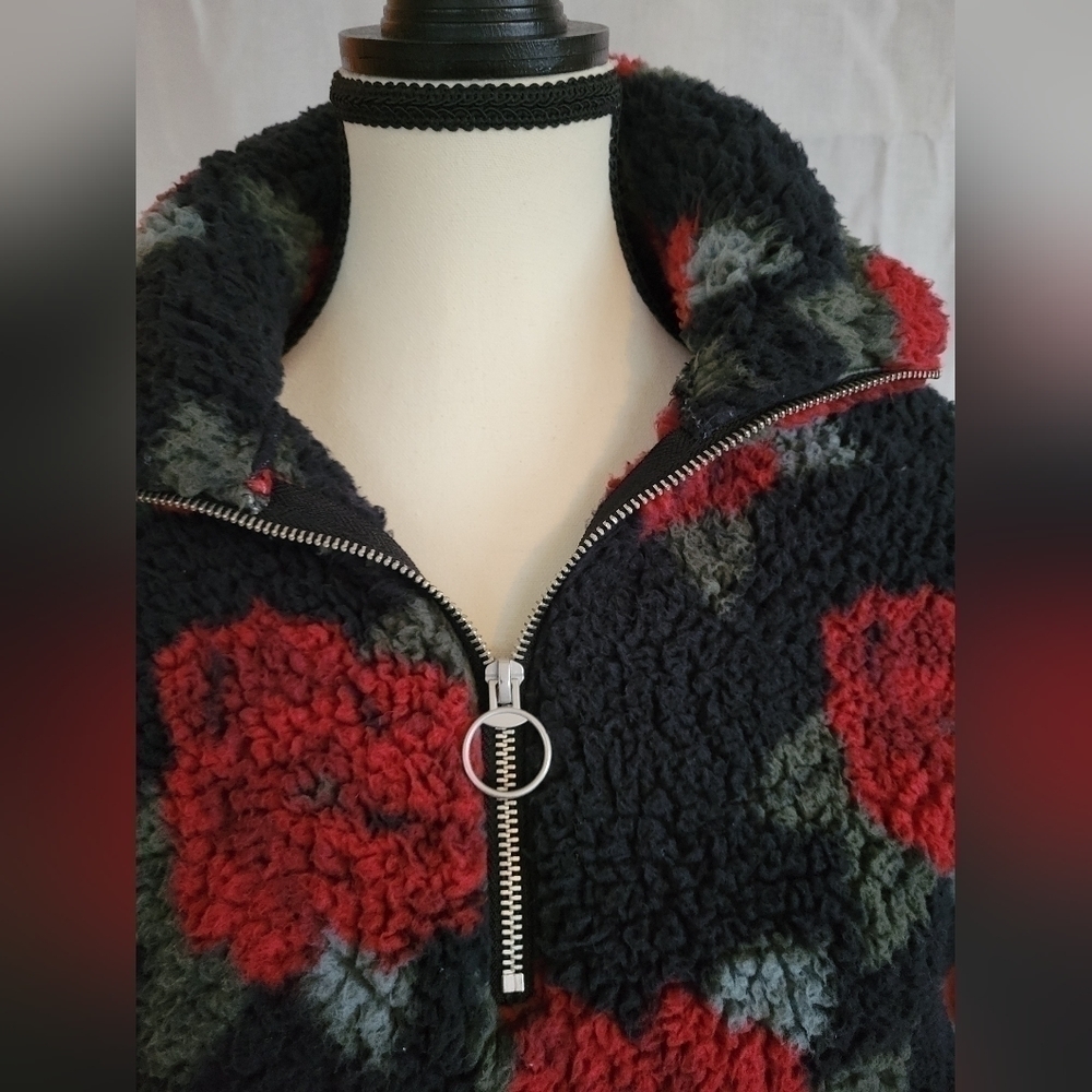 Hollister black & red rose pattern sherpa drop shoulder crop pullover S - Picture 3 of 13